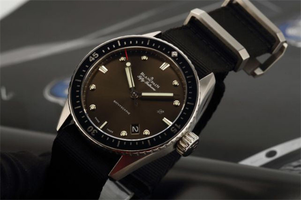 宝珀换个原装镜面多少时间(图) 宝珀换个原装镜面多少时间(图)